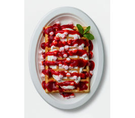 Венские вафли со взбитыми сливками и клубничным топпингом image