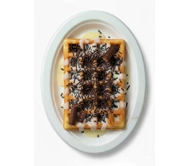 Венские вафли со сгущёнкой и шоколадной конфетой image